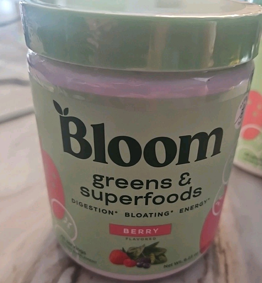 Blooms Super Greens & Superfoods Powder, Berry Flavor 48 Servings – EXP 12/25