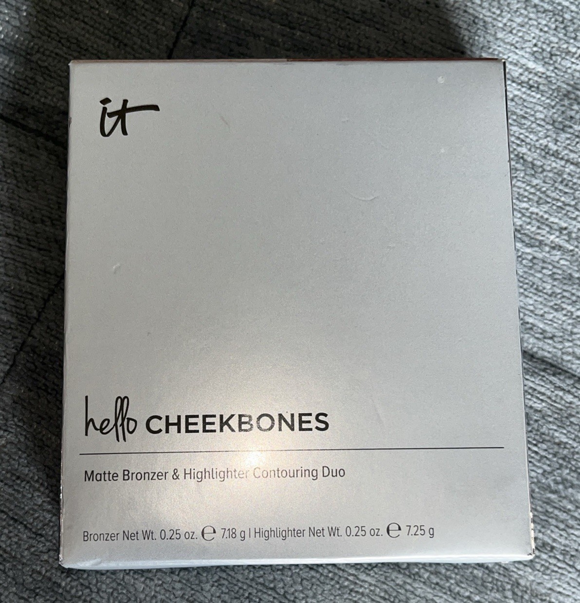 IT COSMETICS HELLO CHEEKBONES MATTE BRONZER & HIGHLIGHTER CONTOURING DUO BOXED