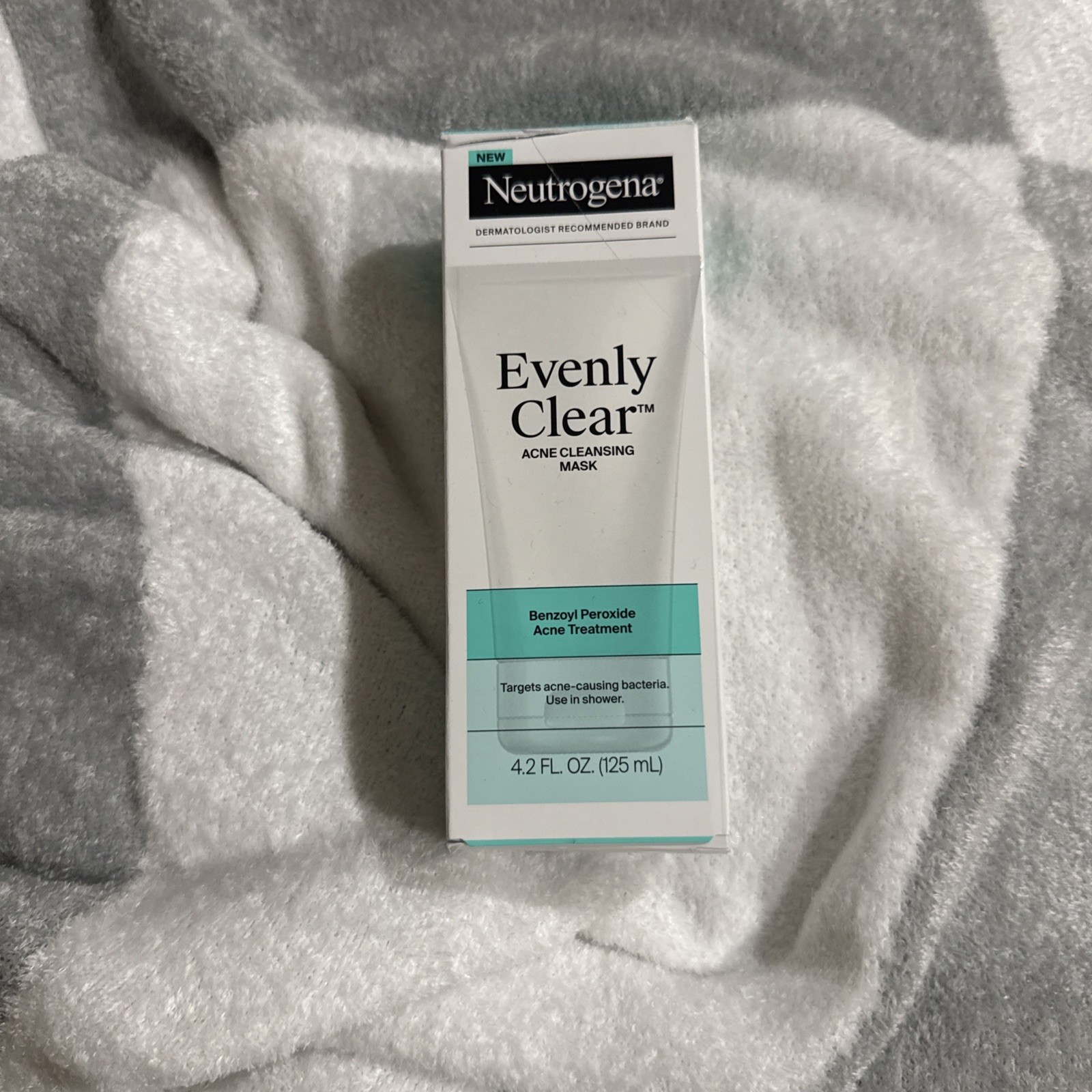 New Boxed Neutrogena Evenly Clear Acne Exfoliant Full Size 1 oz/30 ml